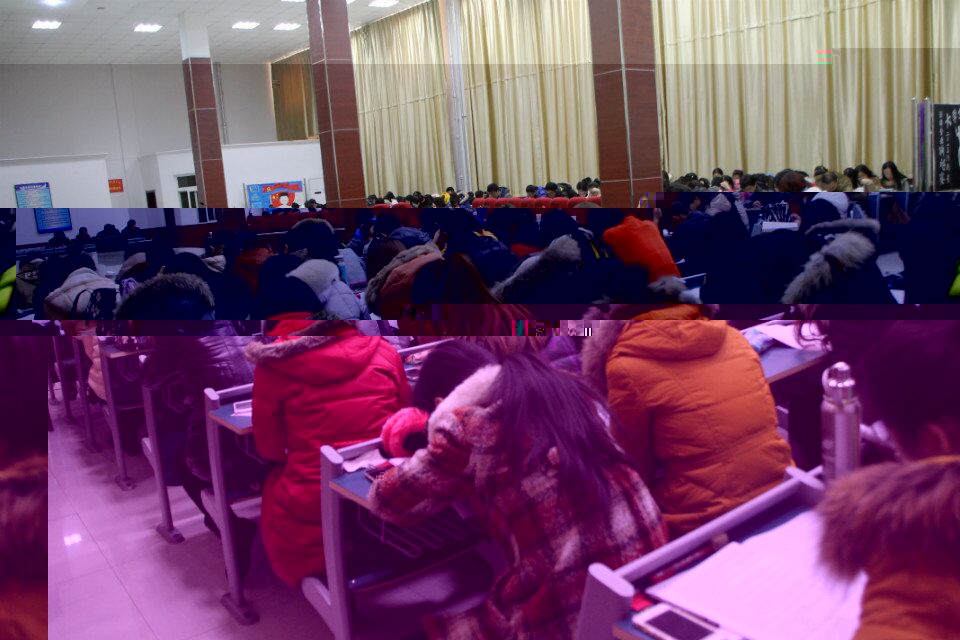 同學們認真答題.jpg 同學們認真答題.jpg